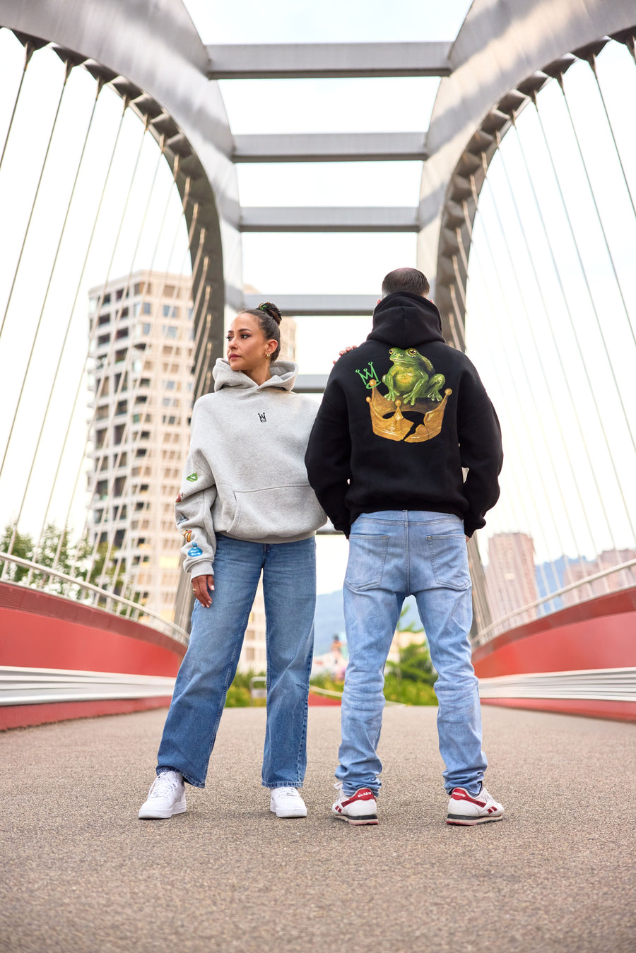 Großer Artwork-Print auf der Rückseite des Hoodies